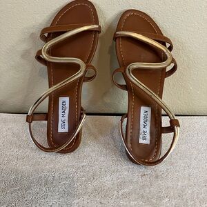 Steve Madden zig zag sandals with gold straps. So cute in size 7.5. Excellent.